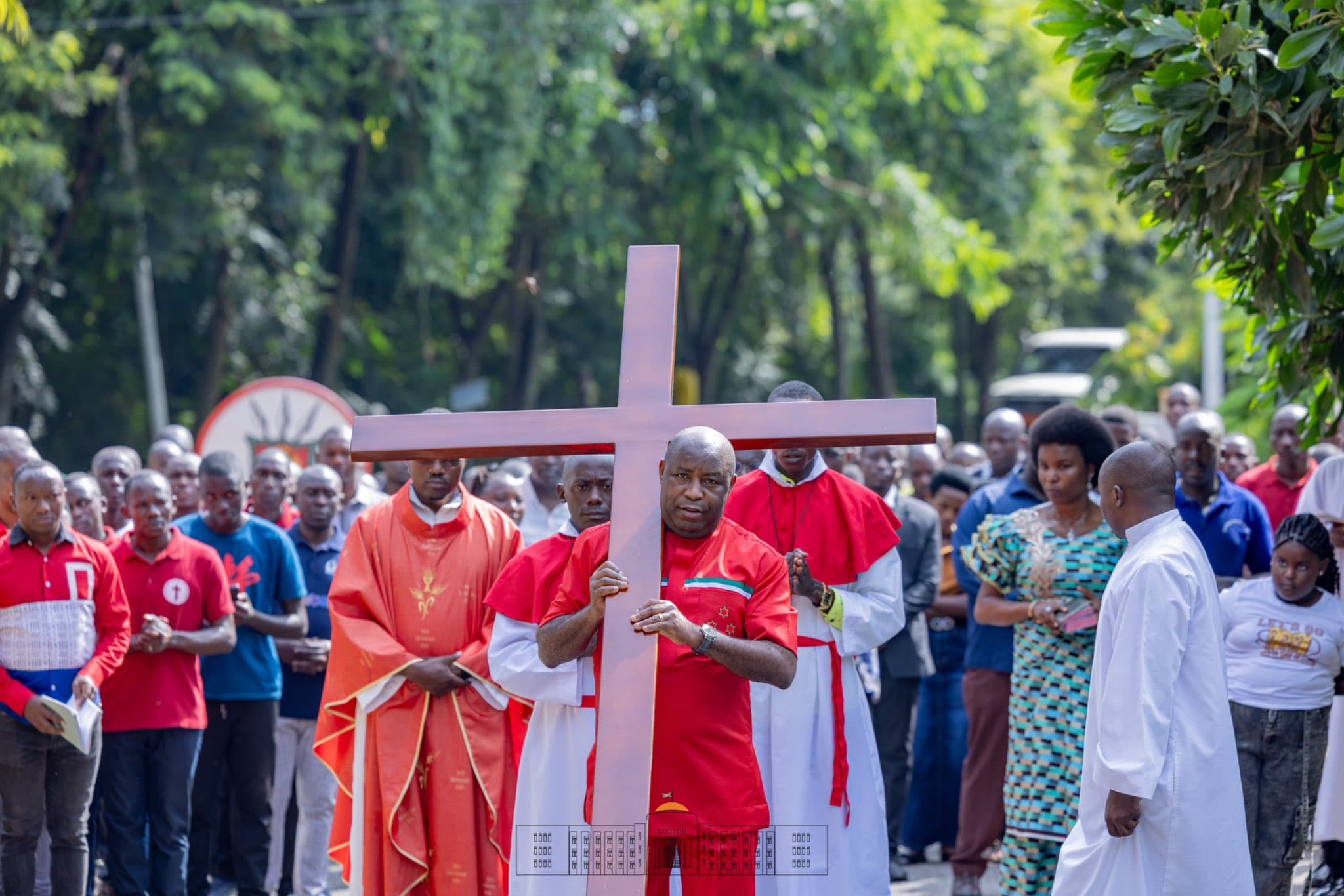 Perezida Évariste Ndayishimiye yifatanyije n’Abakirisitu mu Nzira y’Umusaraba, Bivuze iki ku myemerere mu Burundi.